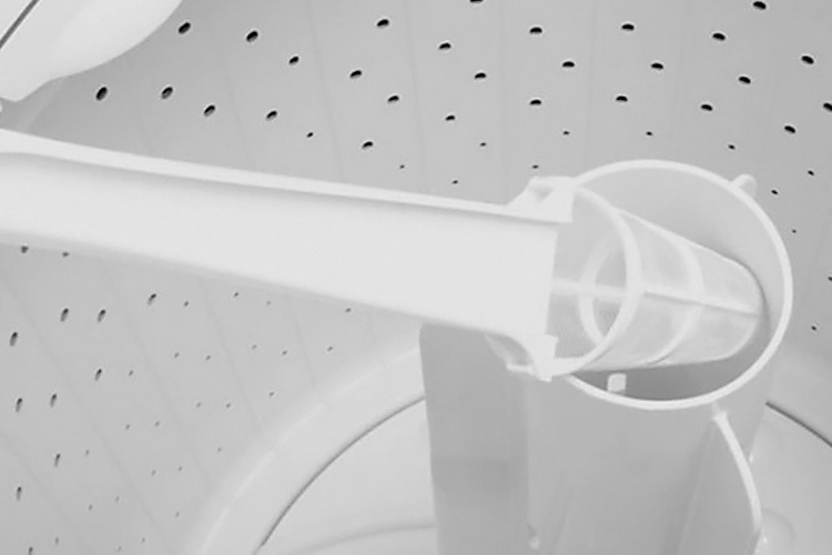 Antes da limpeza geral, retire o filtro para limpar. De maneira geral, basta desencaixá-lo e remover com a mão os fiapos de roupas que ficam acumulados. Em seguida, passe o filtro pela água corrente, sem esfregar, e recoloque-o. Não é preciso utilizar nenhum produto de higienização nesse processo. Como a localização e o tipo de filtro é variável segundo a marca e o modelo da máquina de lavar, siga as instruções contidas no manual da lavadora, a fim de não cometer erros - Divulgação