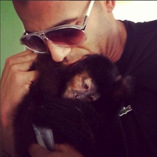 Sheik beija sua macaca Cuta em foto publicada no Instagram