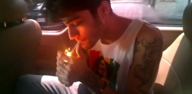 Zayn, do One Direction, acende cigarro de maconha em carro