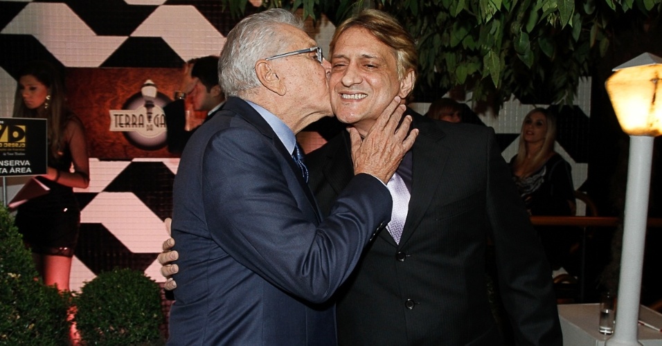 27.mai.2014 - Carlos Alberto dá um beijo no filho Marcelo de Nóbrega na comemoração de seus 60 anos de carreira em uma casa de espetáculos no centro de São Paulo