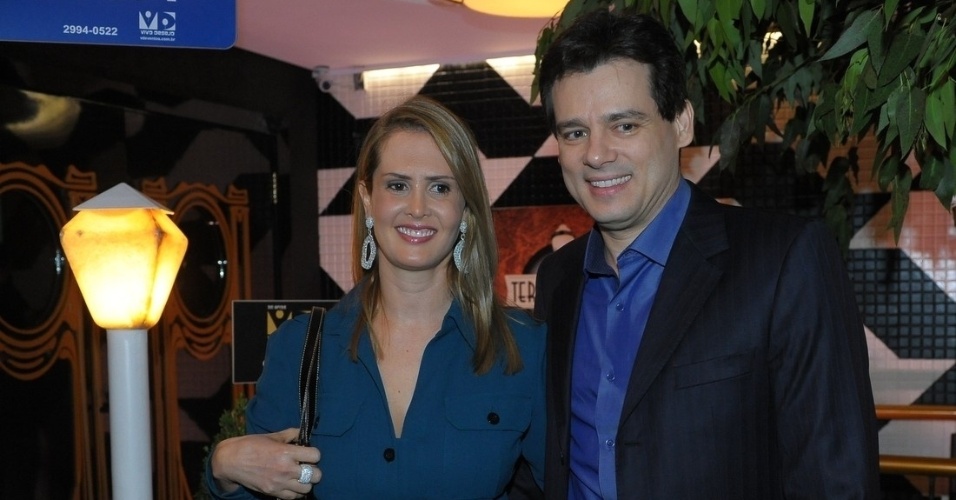 27.mai.2014 - Celso Portiolli levou a mulher, Suzana, à festa de 60 anos de carreira de Carlos Alberto de Nóbrega em uma casa de espetáculos no centro de São Paulo