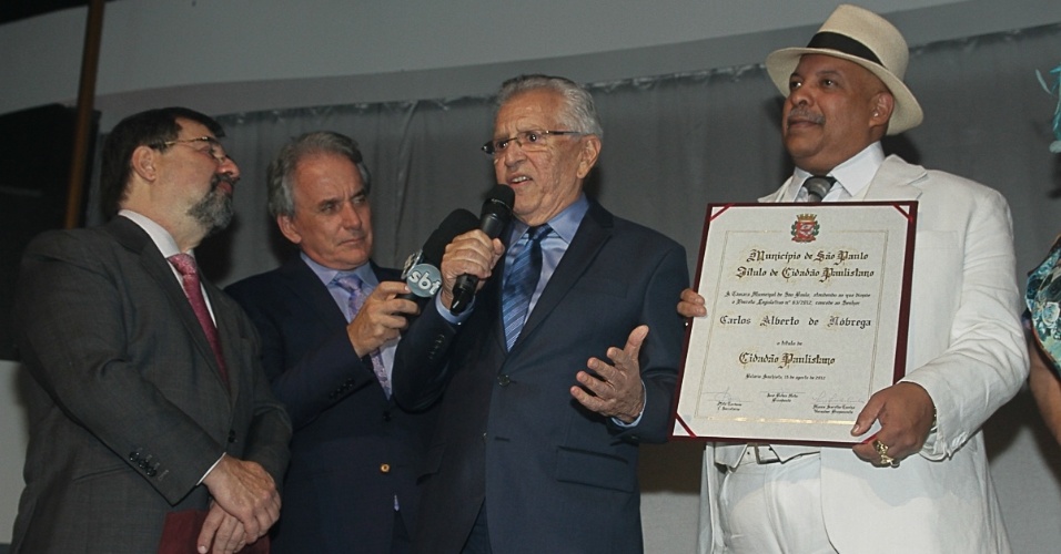 27.mai.2014 - Fluminense de Niterói, Carlos Alberto de Nóbrega foi honrado com o título de Cidadão Paulistano durante a comemoração de seus 60 anos de carreira em uma casa de espetáculos no centro de São Paulo
