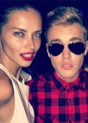 Adriana Lima e Justin Bieber em festa realizada em Cannes