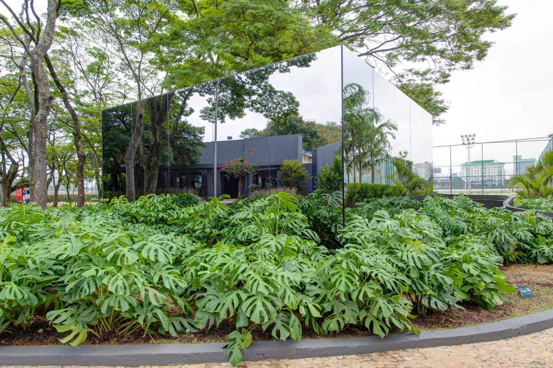 O ambiente "36 x 10 = 360", desenvolvido pelo arquiteto João Armentano, está instalado em meio ao jardim projetado pelo paisagista Gilberto Elkis. A estrutura revestida por vidro (Guardian) reflete e incorpora a paisagem externa à construção, o que dá uma sensação de amplitude ao espaço de 36 m². A 28ª edição da Casa Cor SP apresenta 79 ambientes até dia 20 de julho de 2014, no Jockey Club de São Paulo, na Av. Lineu de Paula Machado, 1173. Outras informações: www.casacor.com.br - Katia Kuwabara/UOL