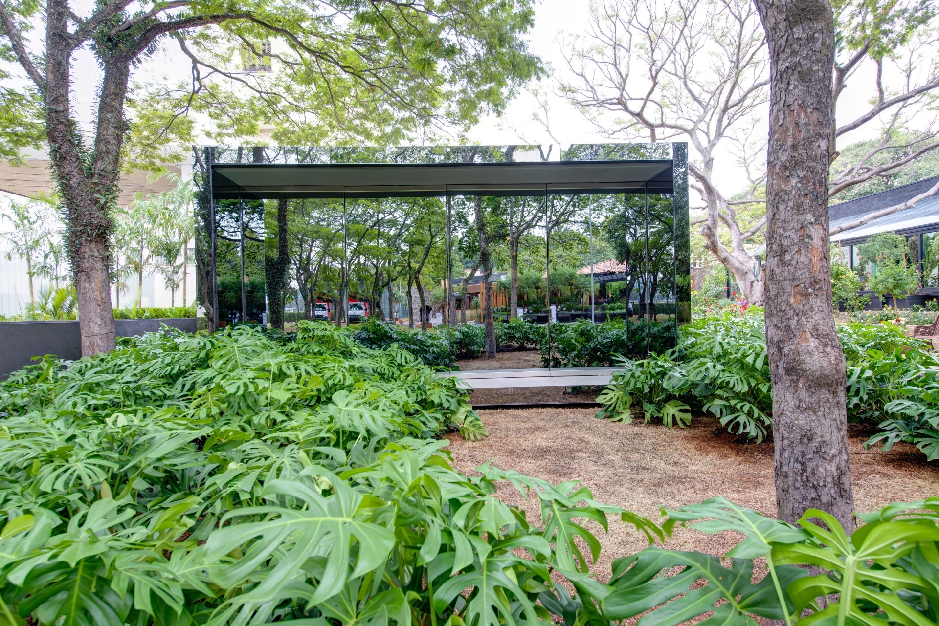 O ambiente "36 x 10 = 360", desenvolvido pelo arquiteto João Armentano, está instalado em meio ao jardim projetado pelo paisagista Gilberto Elkis. A estrutura revestida por vidro (Guardian) reflete e incorpora a paisagem externa à construção, o que dá uma sensação de amplitude ao espaço de 36 m². A 28ª edição da Casa Cor SP apresenta 79 ambientes até dia 20 de julho de 2014, no Jockey Club de São Paulo, na Av. Lineu de Paula Machado, 1173. Outras informações: www.casacor.com.br - Katia Kuwabara/UOL