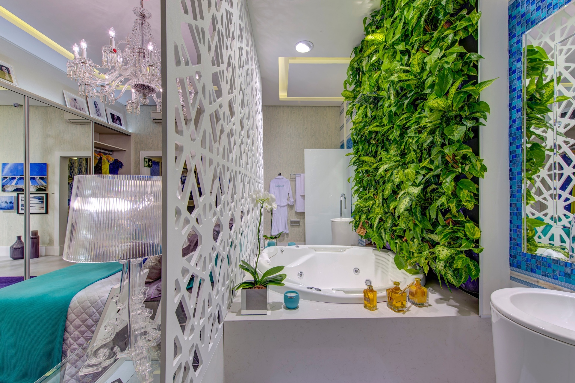 No banheiro do Apartamento da Jovem Artista - espaço em homenagem à atriz Tatá Werneck, assinado pela designer de interiores Patrícia Hagobia -, destaque para o jardim vertical de onde sai a ducha sobre a banheira. A 28ª edição da Casa Cor SP apresenta 79 ambientes até dia 20 de julho de 2014, no Jockey Club de São Paulo, na Av. Lineu de Paula Machado, 1173. Outras informações: www.casacor.com.br - Katia Kuwabara/UOL