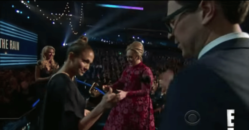 11.fev.2013 - Vitalii Sediuk (à direita) invadiu o palco do Grammy 2013, apareceu ao lado de Jennifer Lopez e disse "eu te amo" para Adele logo que a cantora subiu ao palco para receber o troféu