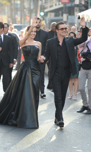 28.mai.2014 - Angelina Jolie leva o marido, Brad Pitt, à première de seu filme "Malévola", que fez pré-estreia mundial nesta quarta-feira