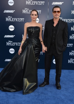 Brad Pitt com a mulher Angelina Jolie na première de "Malévola"