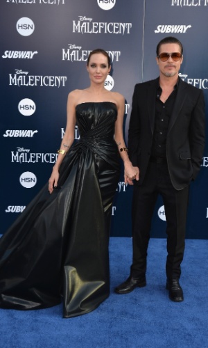 28.mai.2014 - Angelina Jolie leva o marido, Brad Pitt,  à première de seu filme "Malévola", que fez pré-estreia mundial nesta quarta-feira