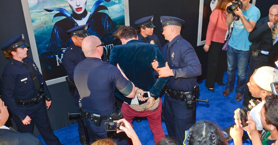 28.mai.2014 - O repórter ucraniano Vitalii Sediuk é detido pela polícia de Los Angeles logo depois de dar um soco no rosto de Brad Pitt durante a première de "Malévola", nos Estados Unidos