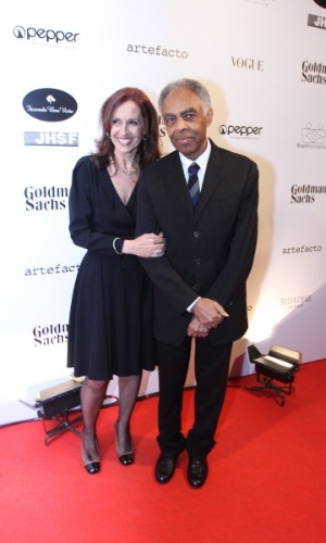 29.mai.2014 - Flora Gil e Gilberto Gil prestigiaram o baile de gala promovido pela ONG BrazilFoundation, em São Paulo