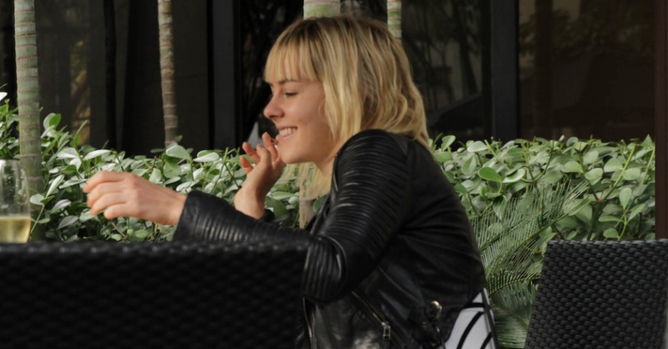 29.mai.2014 - Jena Malone, atriz de "Jogos Vorazes", foi flagrada enquanto fumava um cigarro e bebericava champanhe no hotel onde está hospedada em São Paulo