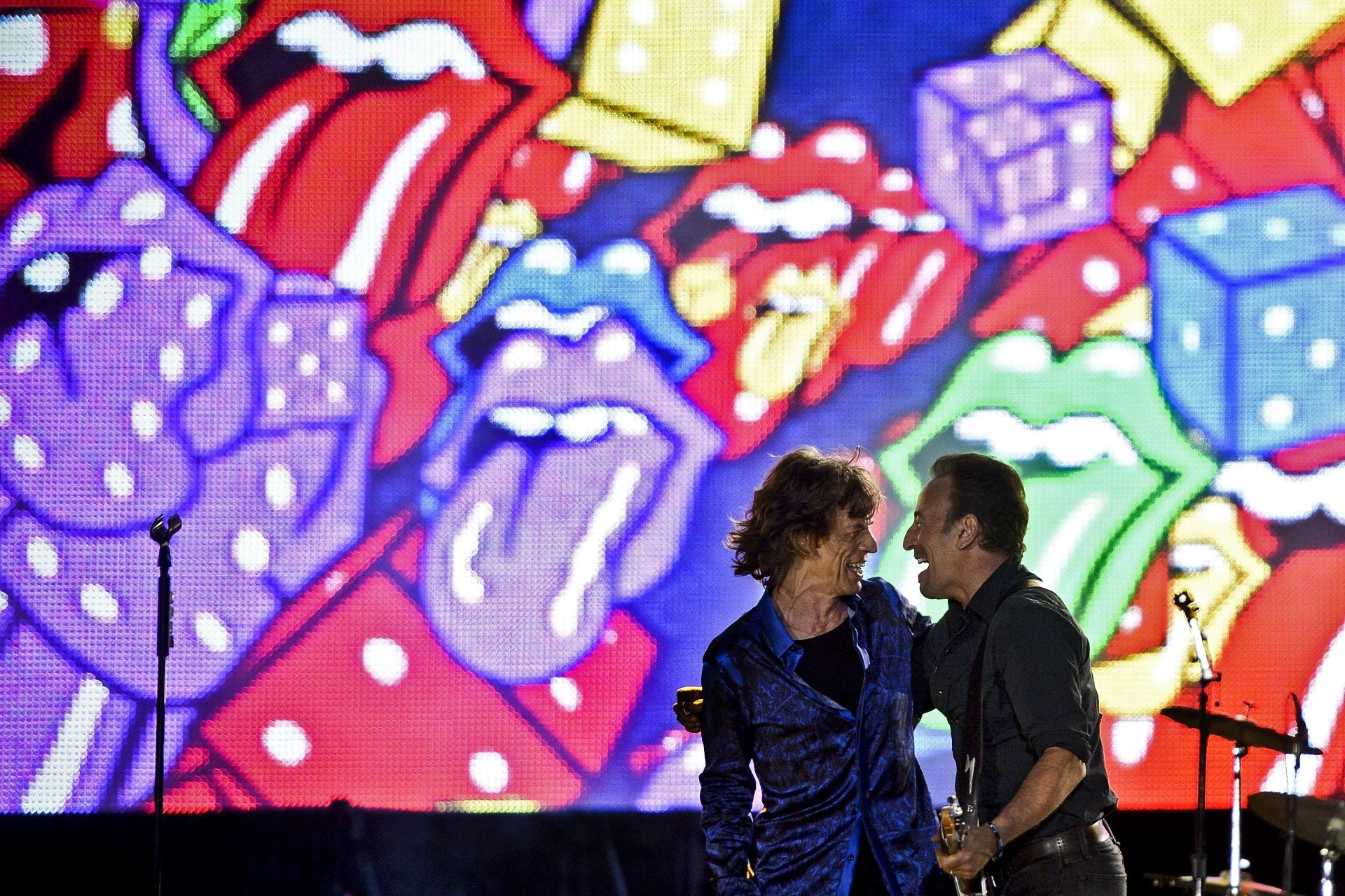29.mai.2014 - Mick Jagger e Bruce Springsteen se abraçam durante show da banda Rolling Stones durante o segundo dia de shows do festival Rock in Rio Lisboa. O evento acontece no Parque da Bela Vista de Lisboa, em Portugal - AFP PHOTO / PATRICIA DE MELO MOREIRA