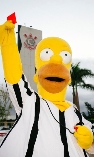 29.mai.2014- Homer Simpson visita o Centro de Treinamento do Corinthians vestido de árbitro