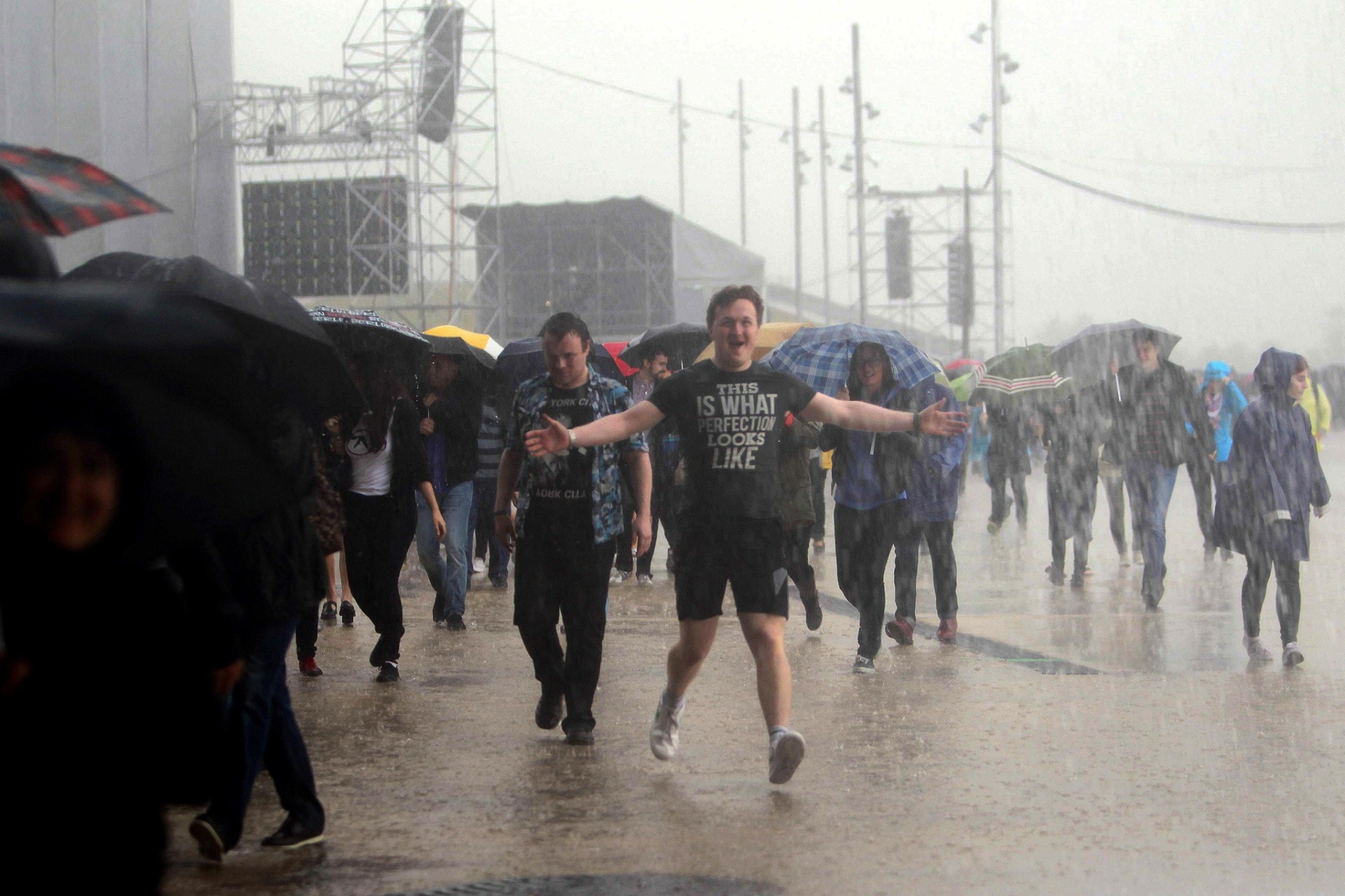 28.mai.2014 - Chuva pegou o público desprevenido 14ª edição do Primavera Sound, no Parque Del Forum, em Barcelona - EFE