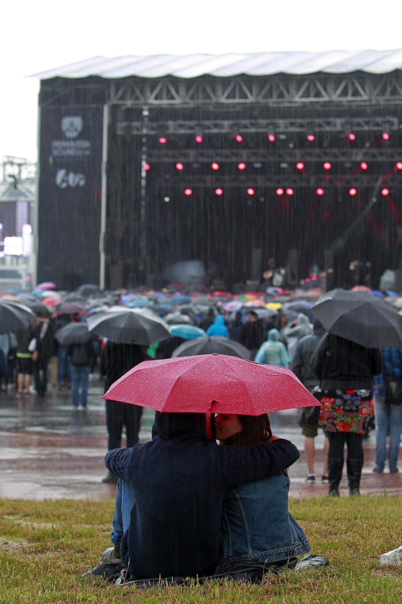 28.mai.2014 - Com a forte chuva, público assistiu aos shows do Primavera Sound com guarda-chuva, em Barcelona - EFE