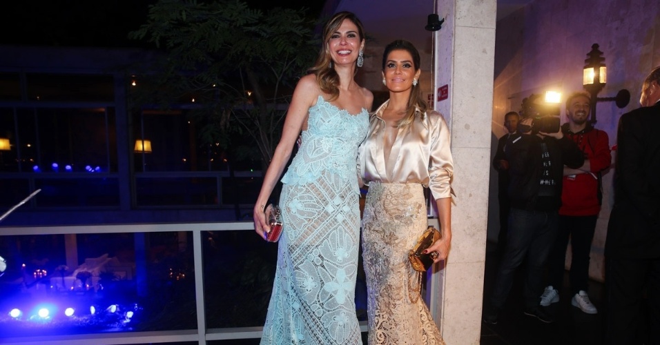 29.mai.2014 - Luciana Gimenez posa ao lado de Deborah Secco no baile de gala promovido pela ONG BrazilFoundation, em São Paulo
