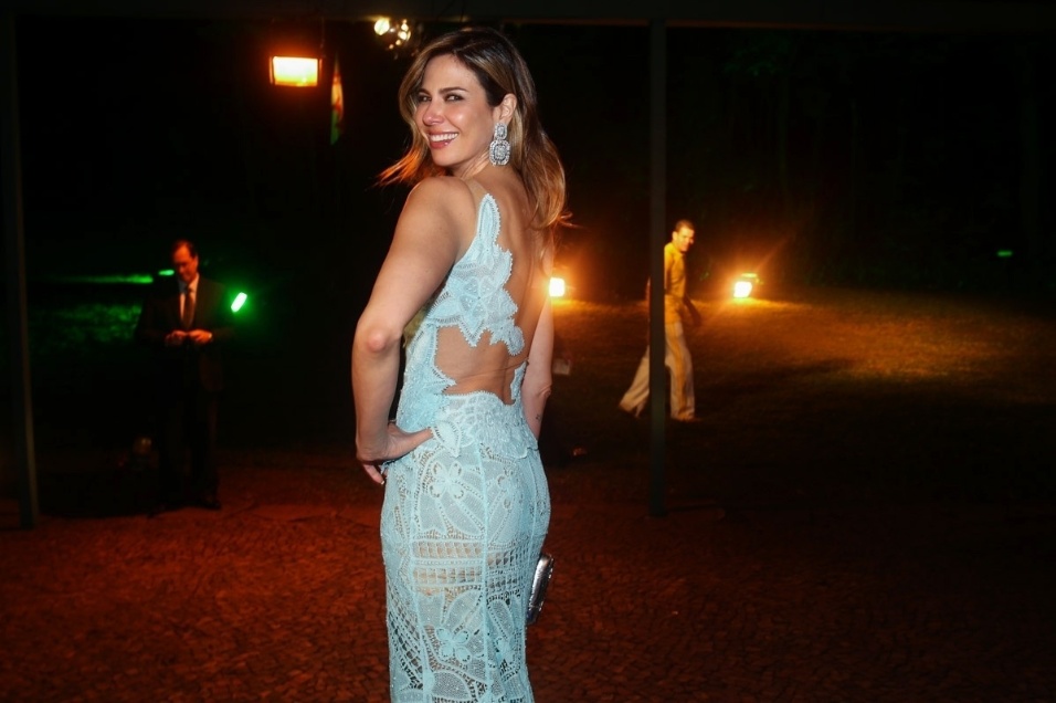 29.mai.2014 - Mesmo após uma forte gripe, Luciana Gimenez usa vestido bem decotado no baile de gala promovido pela ONG BrazilFoundation, em São Paulo