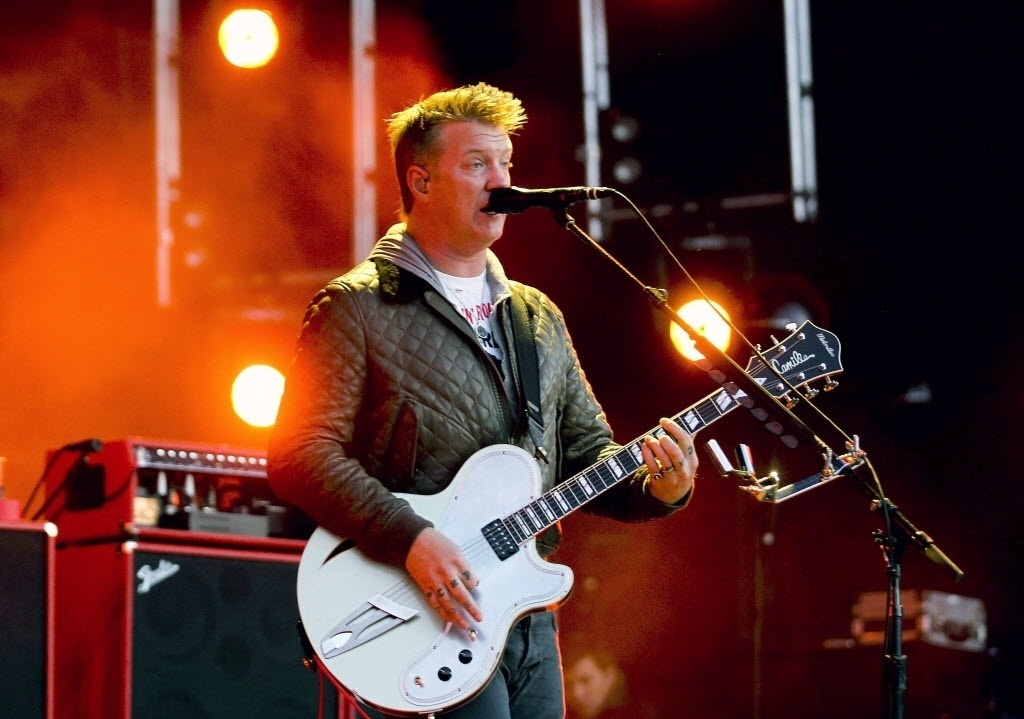 29.mai.2014 - O vocalista da banda Queens of the Stone Age, Josh Homme, se apresenta durante o terceiro dia de Rock in Rio Lisboa. O evento acontece no Parque da Bela Vista de Lisboa, em Portugal - EFE/EPA/JOSE SENA GOULAO