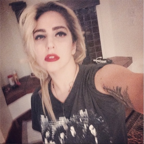 30.mai.2014 - Lady Gaga está se recuperando de uma bronquite e deixou seus fãs aliviados ao mandar uma mensagem através do Instagram