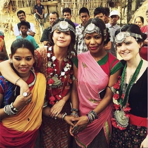 30.mai.2014 - Selena Gomez mostra foto em viagem humanitária ao Nepal
