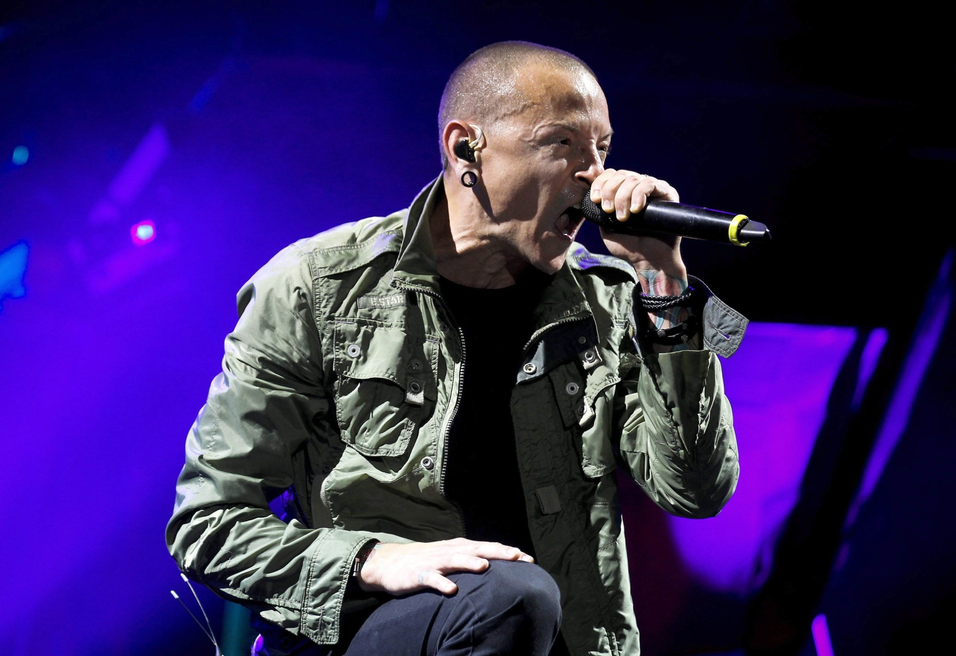 30.mai.2014 - Chester Bennington agita o público português com os sucessos do Linkin Park, principal atração da noite do Rock in Rio Lisboa - Jose Sena Goulao/EFE