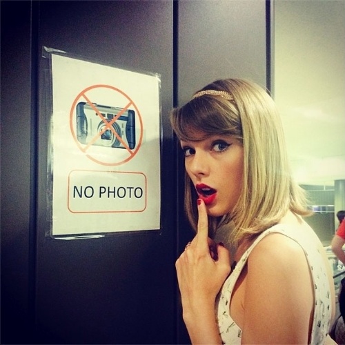 31.mai.2014 - Taylor Swift transgride regra e tira foto em local proibido. "Rebelde", brincou ela na legenda da imagem postada no Instagram na madrugada deste sábado