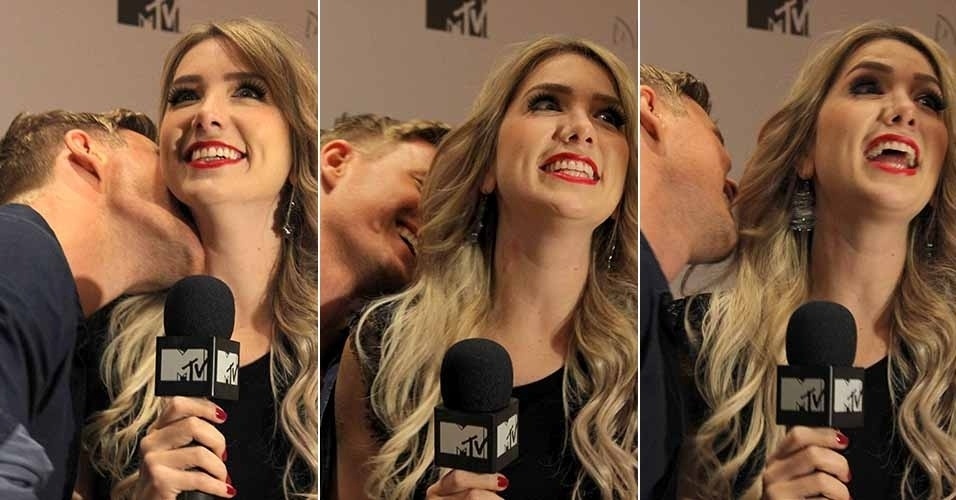 1.jun.2014 - Ator de "The Vampire Diaries" "ataca" pescoço" de repórter durante entrevista