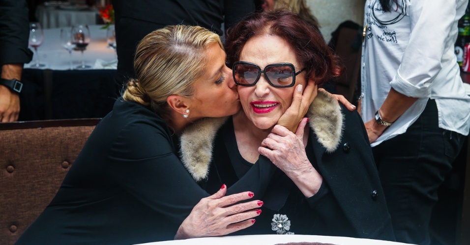 1.jun.2014 - Adriane Galisteu dá beijo no rosto de Bibi Ferreira ao comemorar os 92 anos da atriz em um restaurante em São Paulo