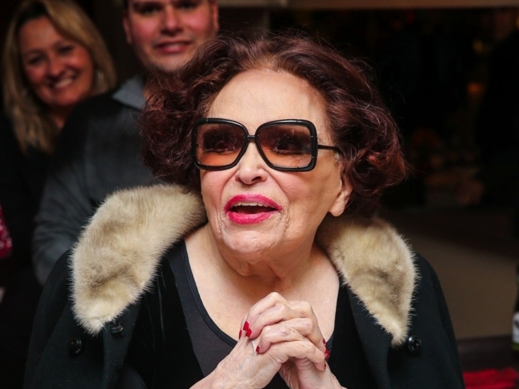 1.jun.2014 - Bibi Ferreira discursa após convidados cantarem "Parabéns" pelo seu aniversário de 92 anos. A comemoração aconteceu em um restaurante nos Jardins, em São Paulo - Photo Rio News