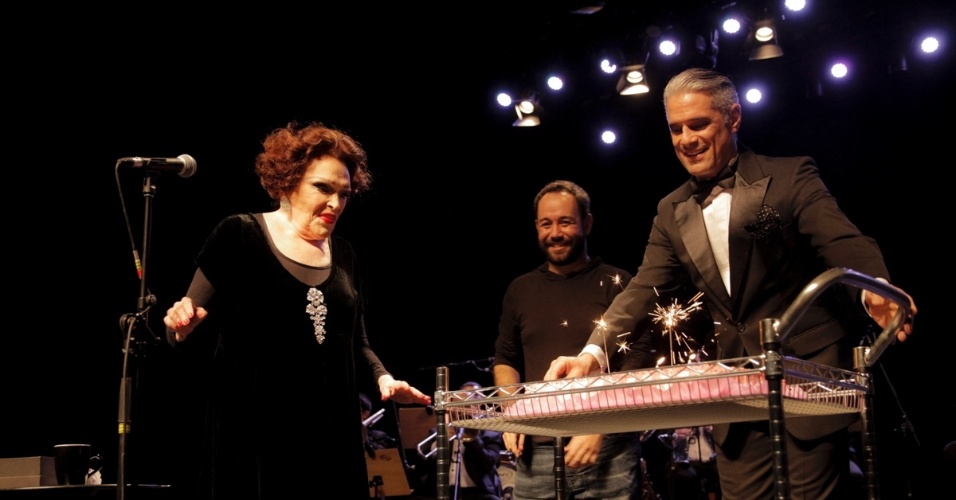 1.jun.2014 - Bibi Ferreira ganha bolo de aniversário no palco da peça "Bibi ? Histórias e Canções", que reestreou recentemente no Teatro Frei Caneca, em São Paulo. A atriz completou 92 anos neste domingo