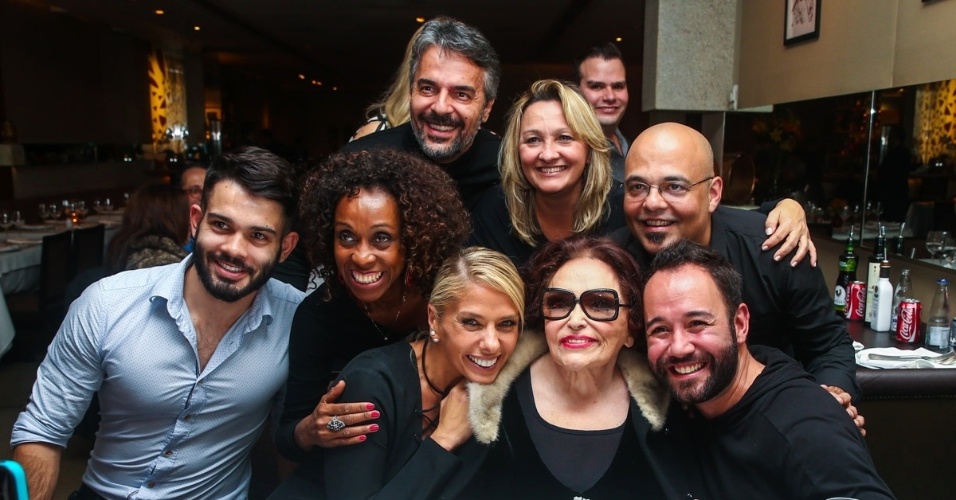 1.jun.2014 - Bibi Ferreira posa com Adriane Galisteu e sua equipe após comemorar seu aniversário de 92 anos. O evento aconteceu em um restaurante nos Jardins, em São Paulo