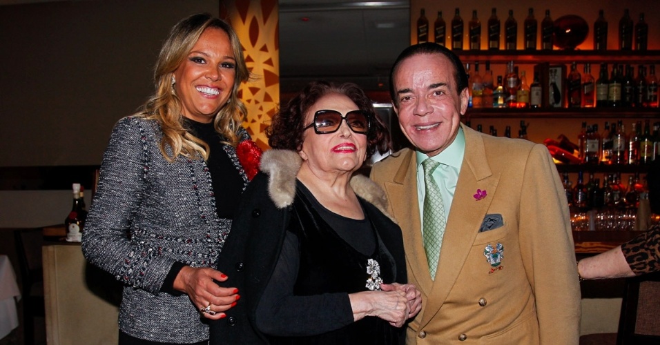 1.jun.2014 - Bibi Ferreira posa com Chiquinho Scarpa e a mulher dele, Marlene Nicolau, em restaurante de São Paulo em que comemorou seus 92 anos