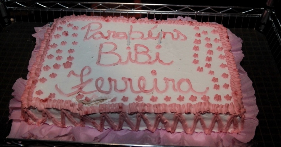 1.jun.2014 - Detalhe do bolo que Bibi Ferreira ganhou para comemorar seus 92 anos no palco da peça  "Bibi ? Histórias e Canções", no Teatro Frei Caneca, em São Paulo