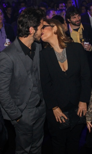 2.jun.2014 - Bruno Ferrari e Paloma Duarte trocam beijos na festa de lançamento da novela "Vitória"