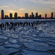 Durante o inverno norte-americano, as águas congeladas do rio Hudson, em Nova York, ganham uma beleza especial à luz pôr do sol - Afton Almaraz/Getty Images/AFP