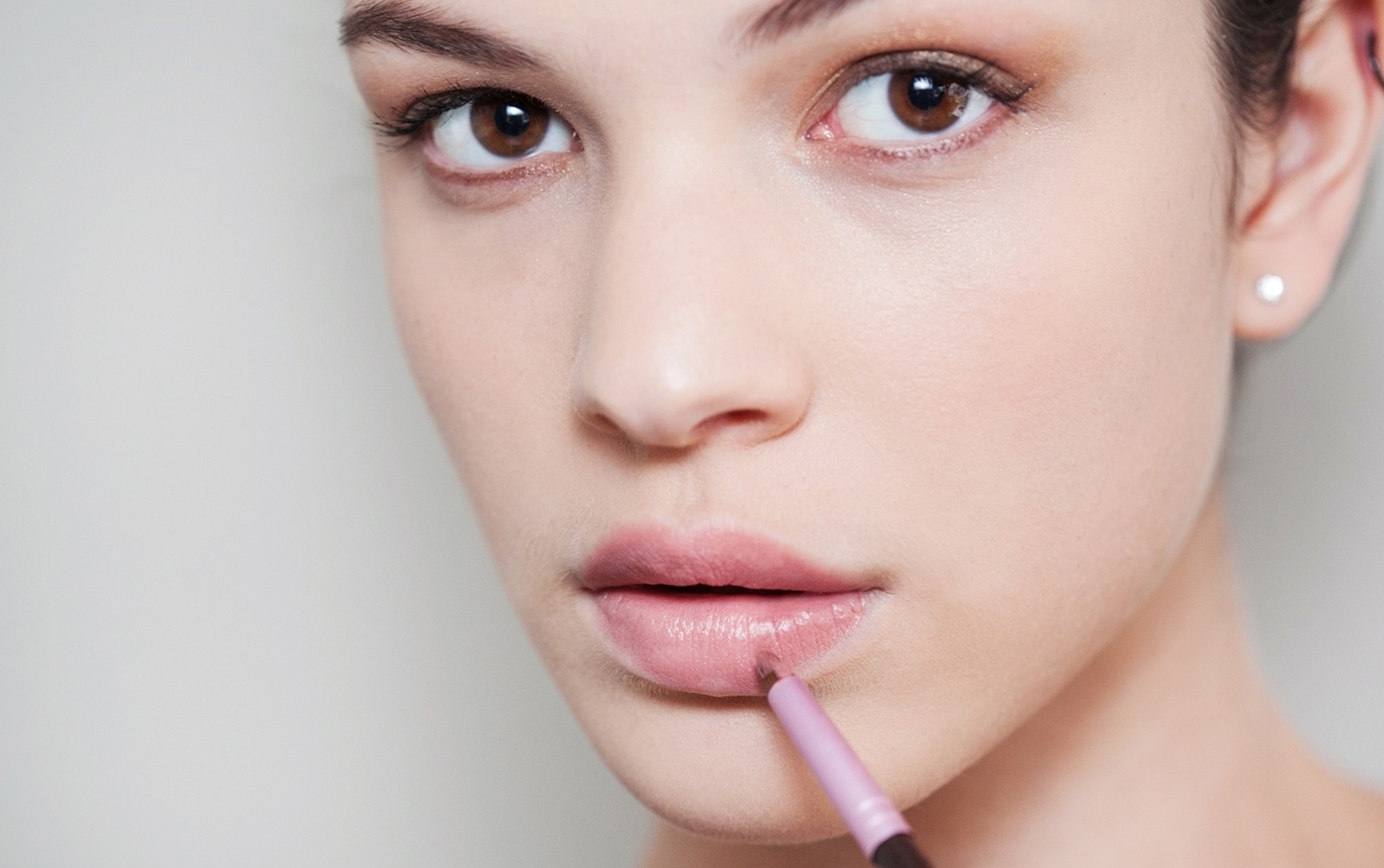 Maquiagem dourada - batom nude - Patrícia Araújo/UOL