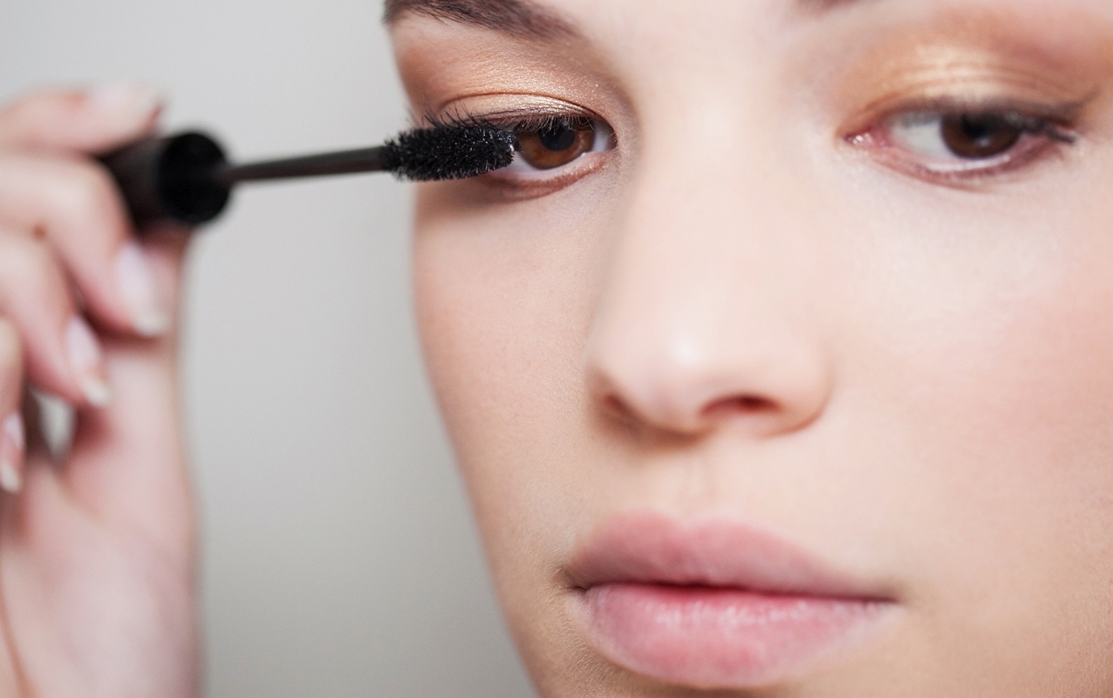 Maquiagem dourada - máscara - Patrícia Araújo/UOL