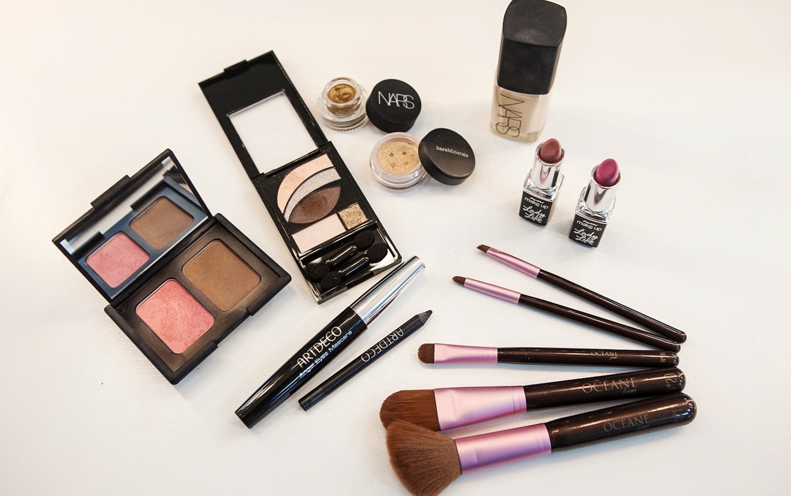 Maquiagem dourada - produtos - Patrícia Araújo/UOL