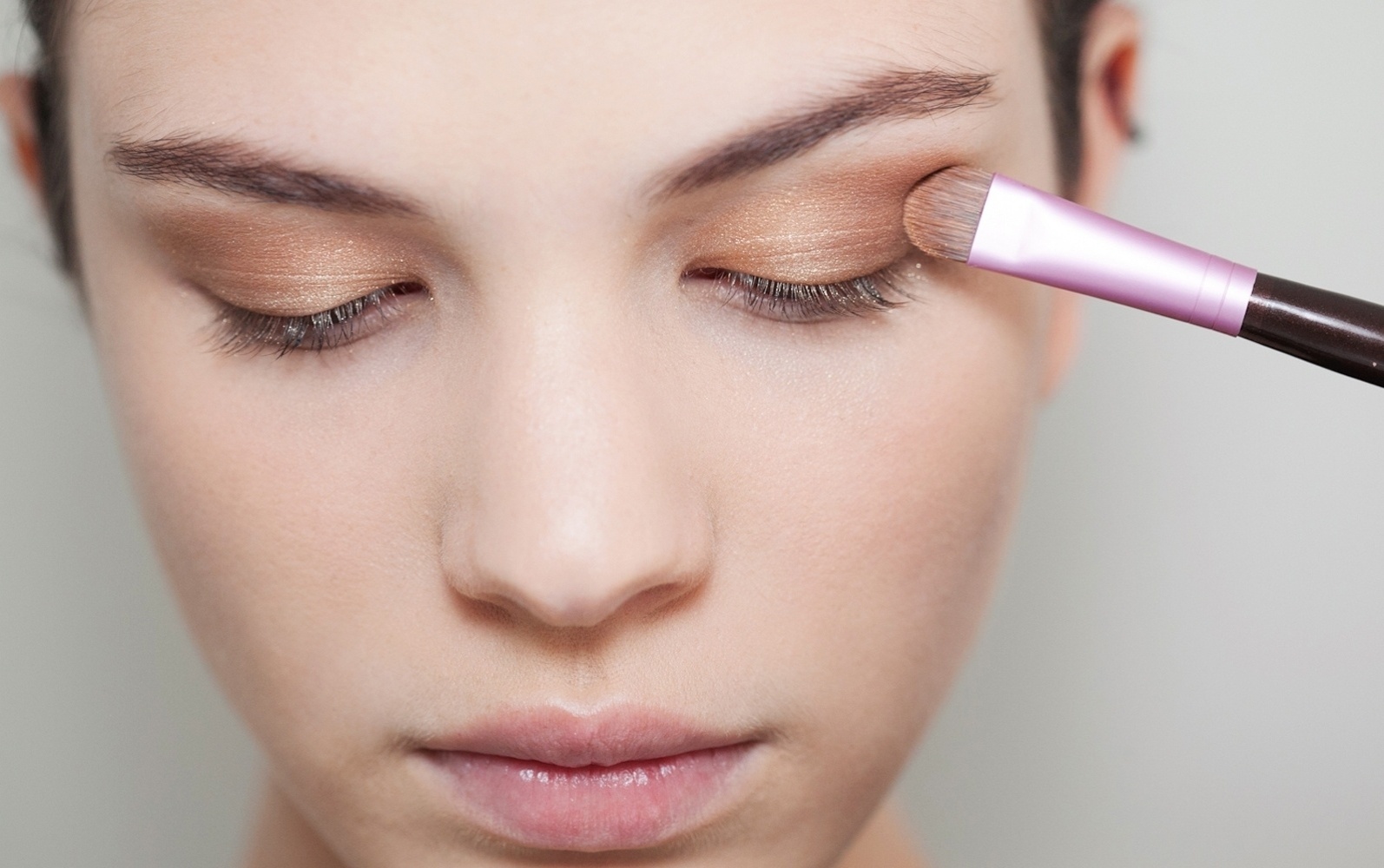 Maquiagem dourada - sombra em pó marrom - Patrícia Araújo/UOL