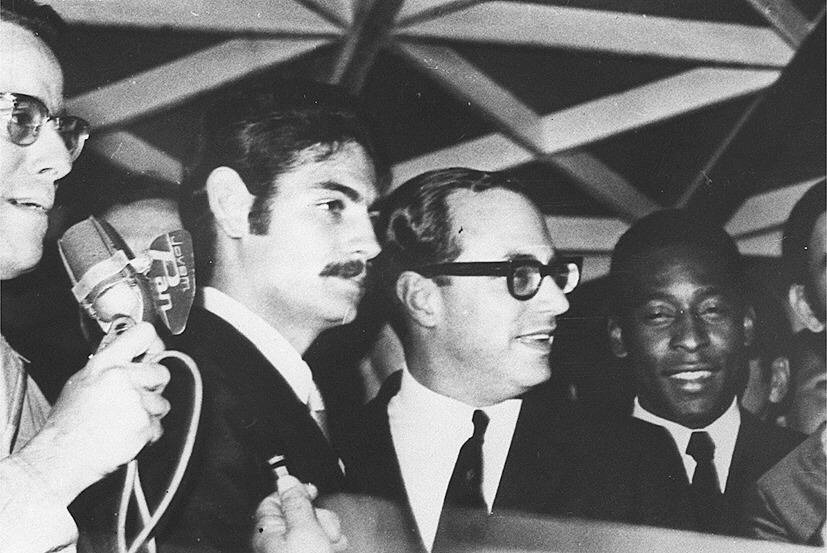 O prefeito de São Paulo, Paulo Maluf (centro), ao lado de Rivellino (à esq.) e Pelé, entrega automóveis Volkswagen ao jogadores da seleção brasileira pela conquista do tricampeonato na Copa do Mundo do México, no Ibirapuera, em São Paulo (SP) - Acervo UH/Folhapress