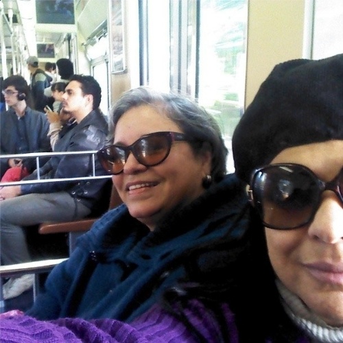 3.jun.2014 - Mara Maravilha publica foto andando de metrô: "Kkkk... metrozinho básico com a minha fiel escudeira D.Iara..."