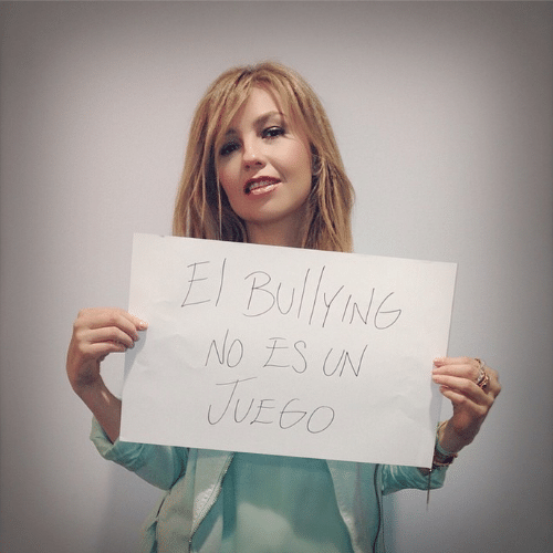 3.jun.2014 - Thalia usa seu Instagram para fazer campanha contra o bullying. "O bullying não é um jogo", escreveu ela em um cartaz que segurava na imagem