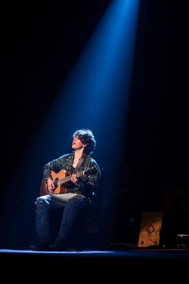 A curitibana Tacy de Campos impressiona no tom de voz e nos detalhes gestuais similares aos da cantora no espetáculo "Cássia Eller - O Musical" - Divulgação/Facebook/CCBB Rio