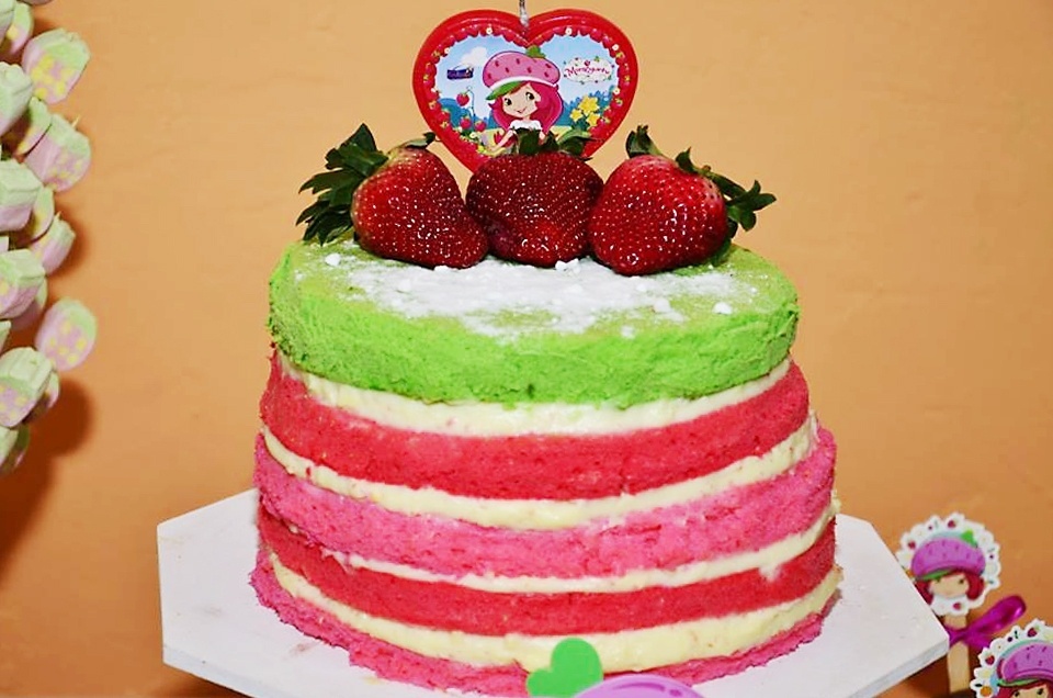 Naked cake feito com corante comestível, recheado com creme de leite condensado. R$ 32 o quilo. Da confeitaria Bolos & Cia (www.confeitariabolosecia.com.br). Preço pesquisado em junho de 2014 e sujeito a alterações - Divulgação