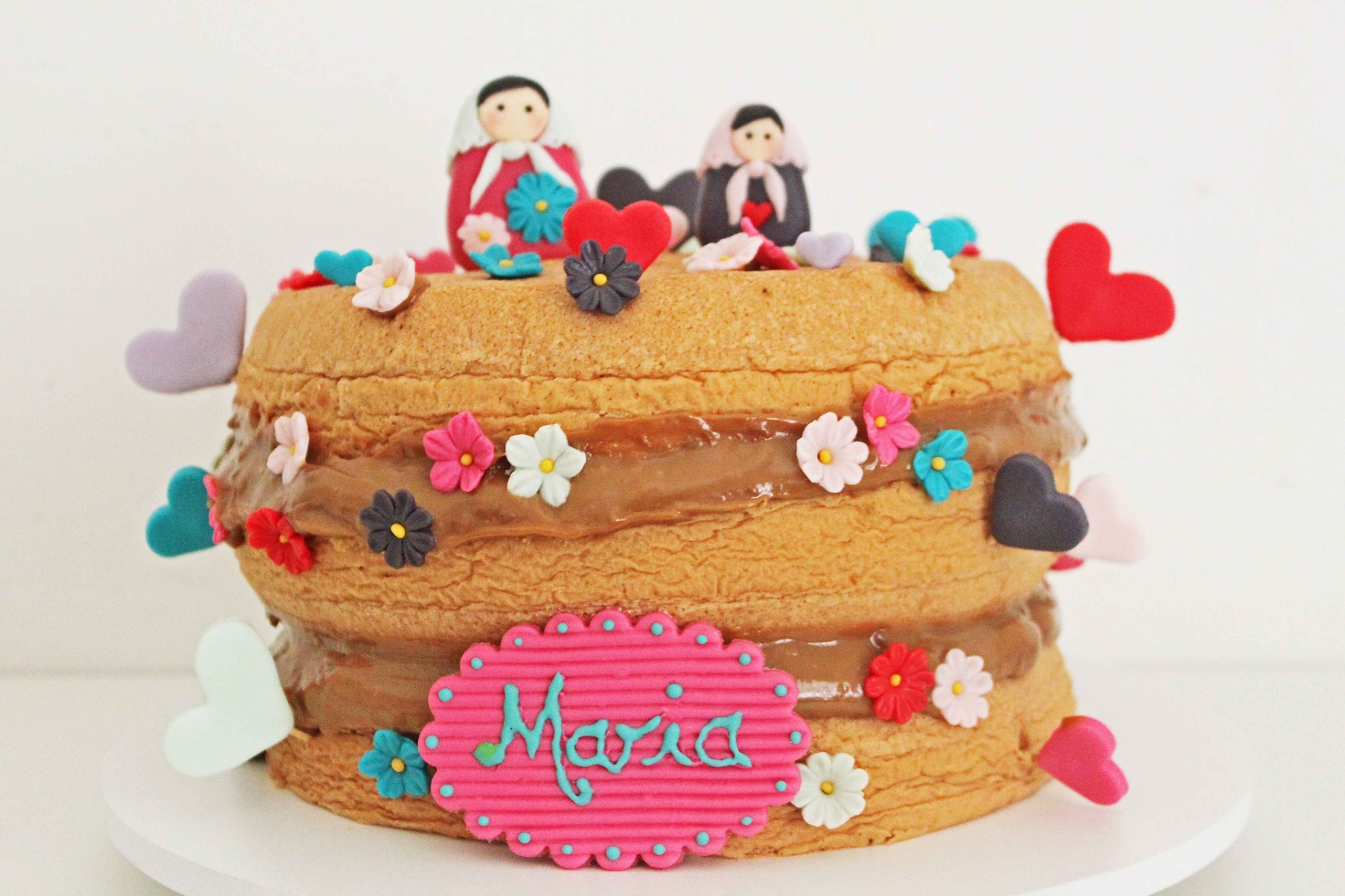 Bolo pão de ló com recheio de doce de leite e enfeites de pasta americana. A partir de R$ 75 o quilo. Da Tammy Montagna (www.tammymontagna.com). Preço pesquisado em junho de 2014 e sujeito a alterações - Divulgação