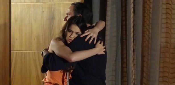 Na novela "Em Família", Luiza abraça Virgílio