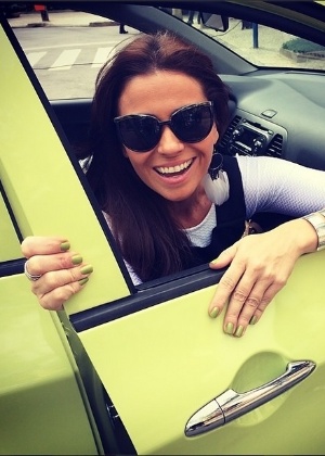 Em foto postada em sua página oficial no Instagram, Giovanna mostra a nova tonalidade de esmalte --idêntica a do carro - Reprodução/Instagram/@gioanto