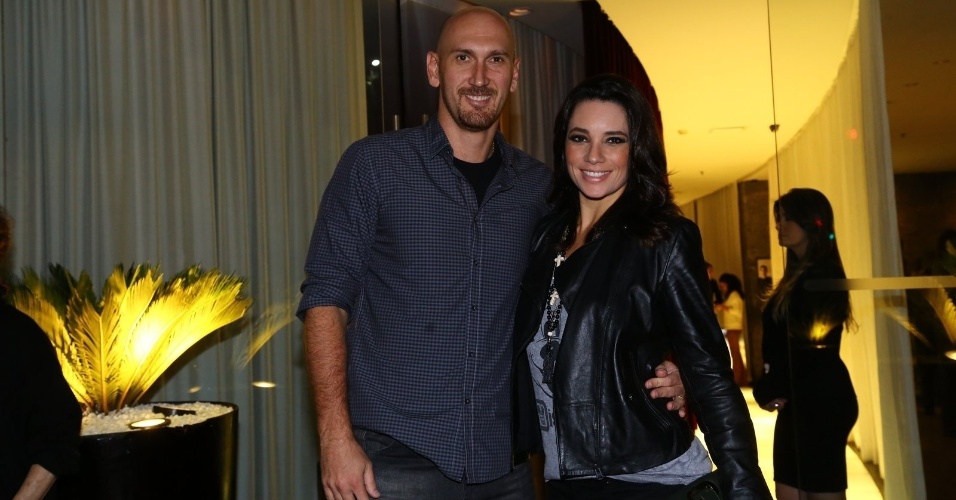 3.jun.2014 - O casal Nalbert Bitencourt e Amandha Lee chegam à festa da Chanel no Hotel Fasano em Ipanema, na zona sul do Rio de Janeiro